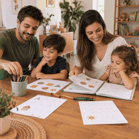Família realizando atividades juntas em casa