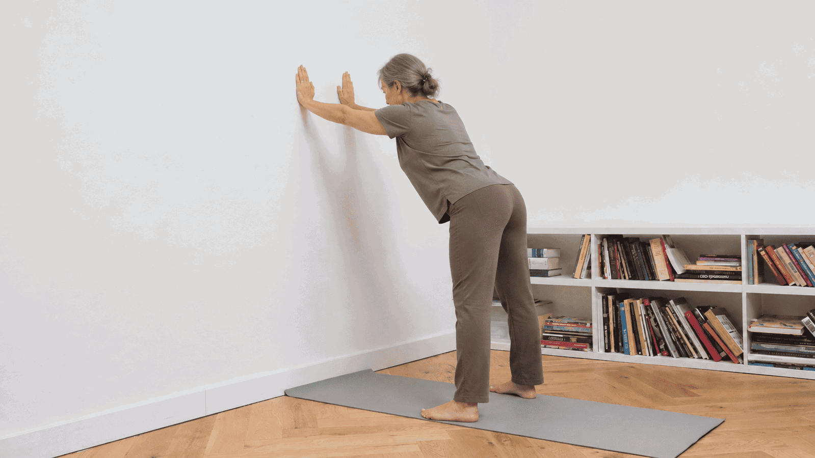 Rutina de la semana 1 con las manos apoyadas en la pared