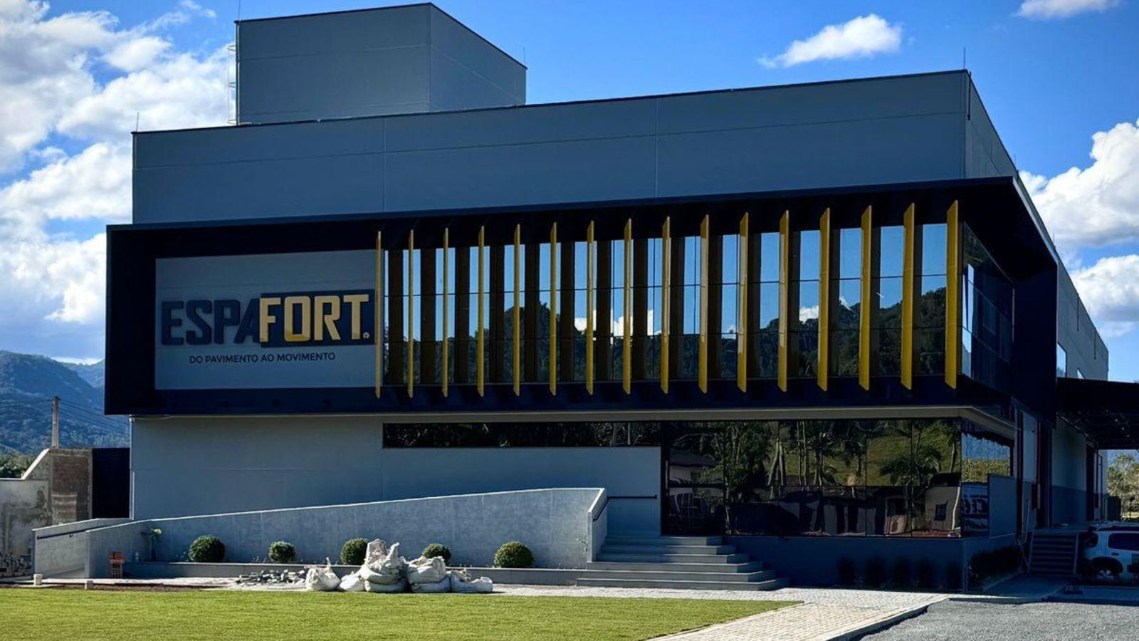 Fachada comercial revestida em ACM com letreiro iluminado