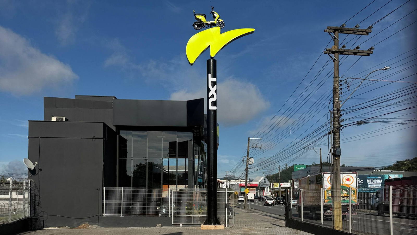Totem institucional instalado na entrada de um edifício comercial