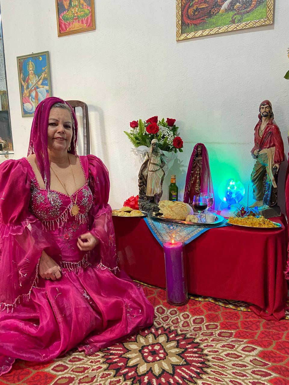 Dona Angélica ao lado do altar de São Jorge
