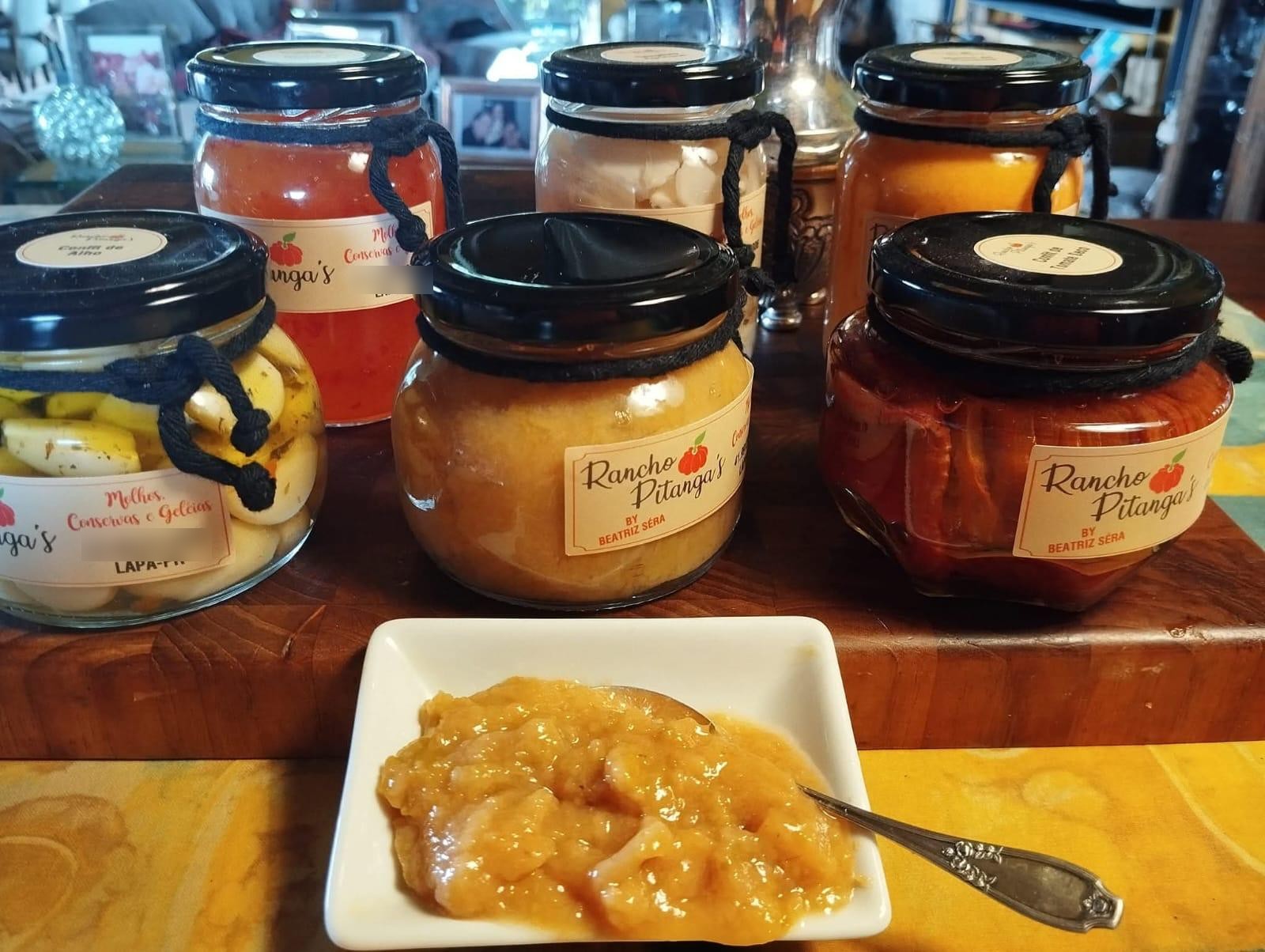 Potes de geleias, confits e molhos artesanais produzidos com as receitas do Protocolo