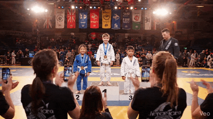 Dzieci na podium zawodów sportowych