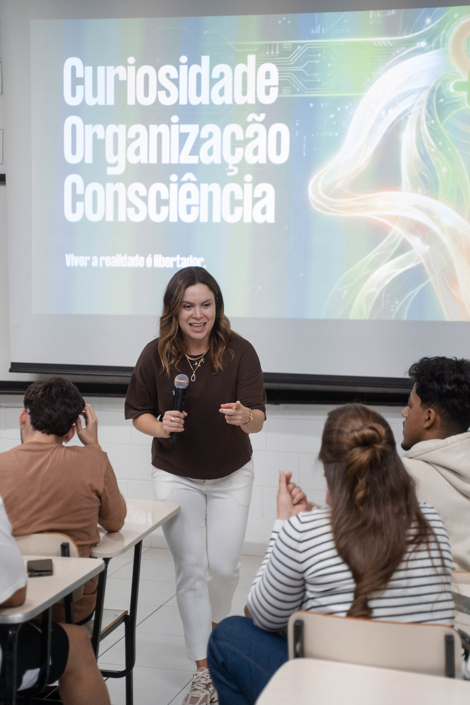 Cíntia Chagas palestrando