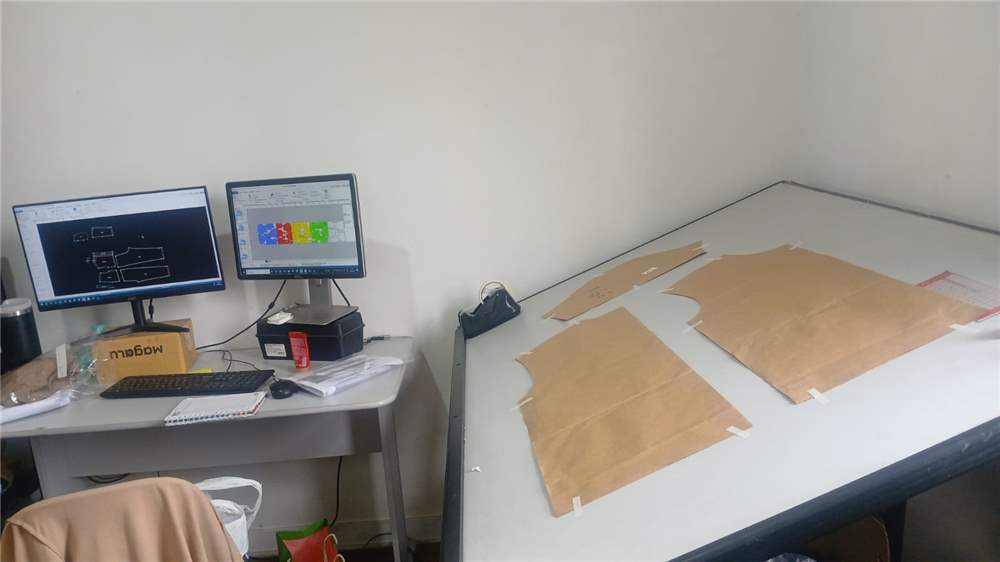 Estação de trabalho com moldes de papel prontos para digitalizar