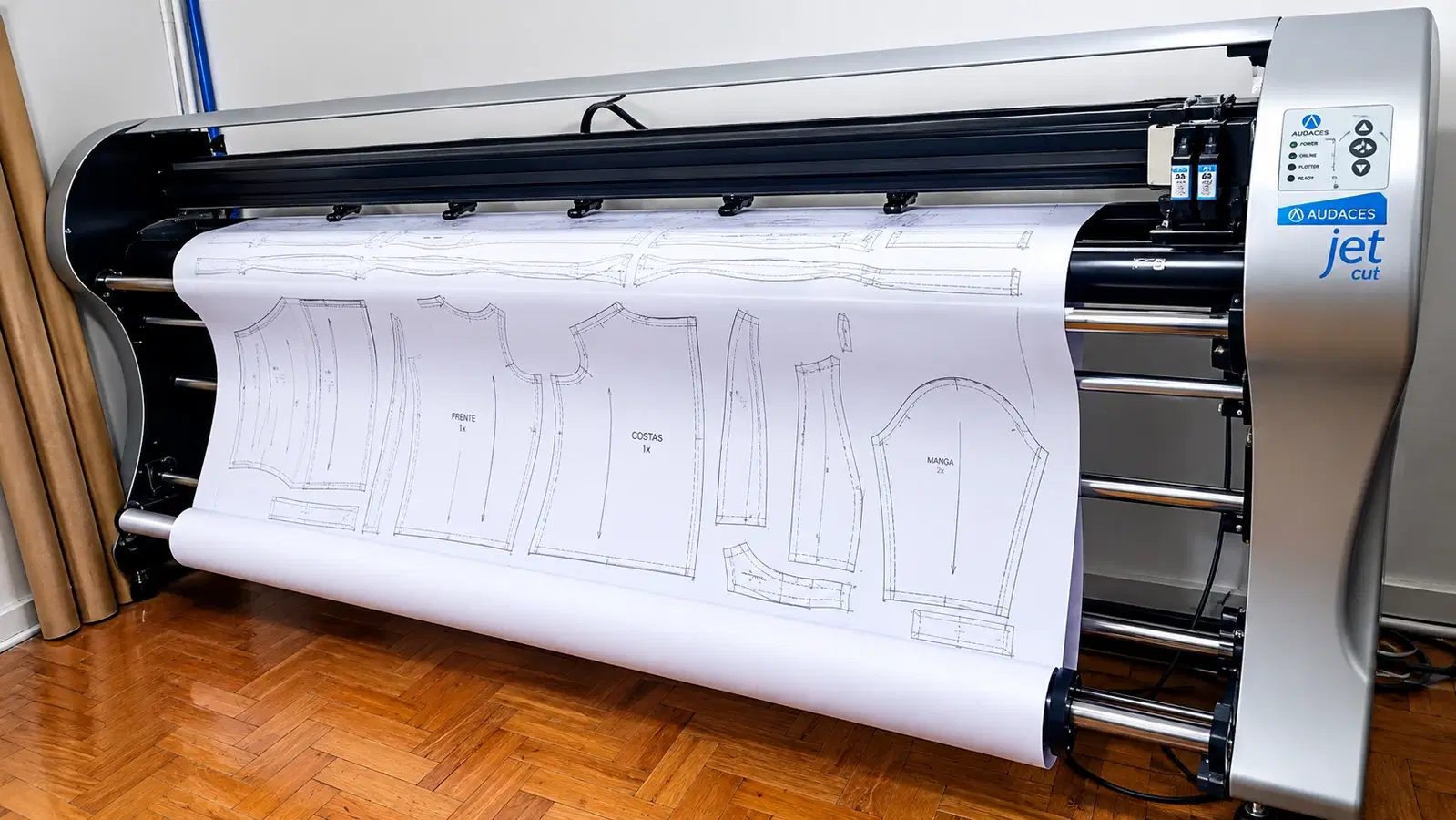 Plotter Audaces Jet imprimindo risco de moldes (frente, costas e manga) no Bom Retiro