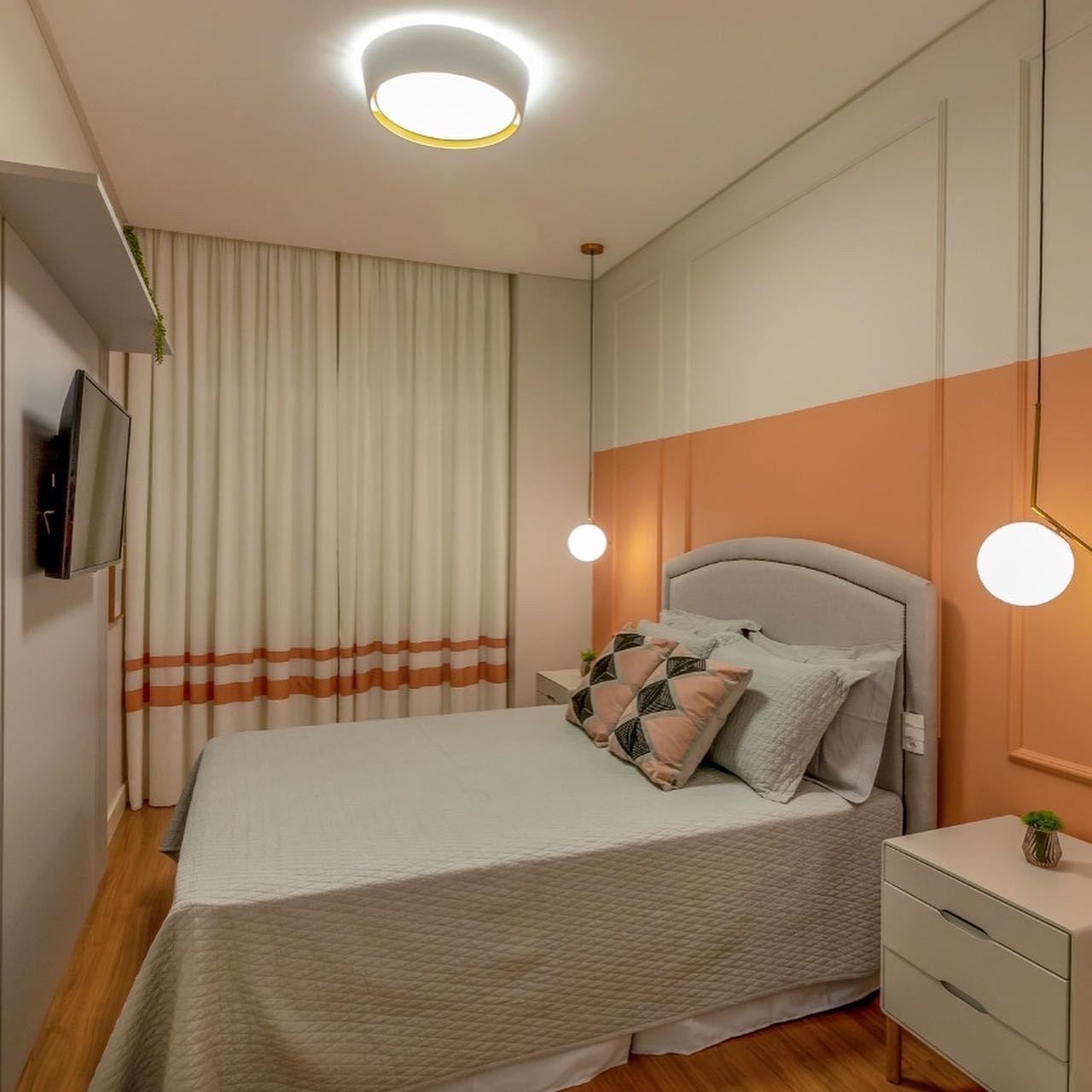 Quarto com rodapé e boiserie Berger