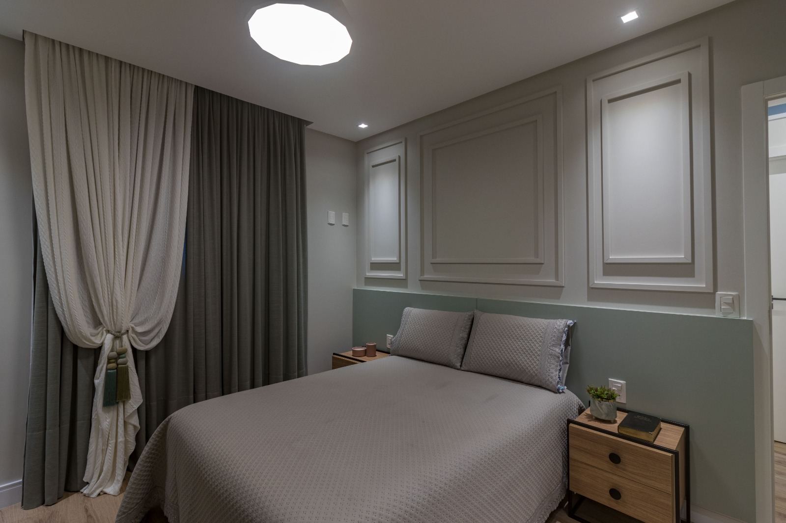 Quarto com boiserie e rodapé Berger