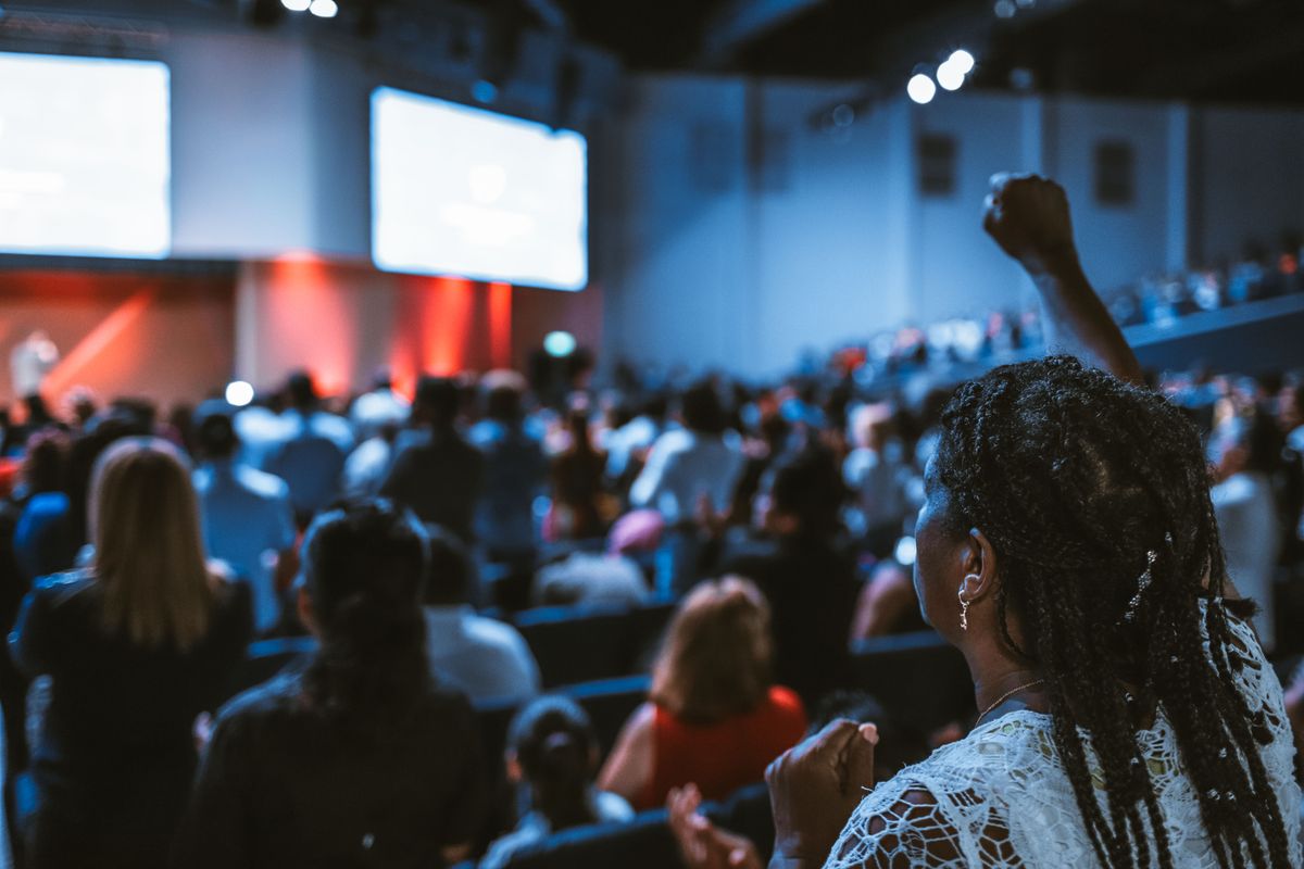 Público atento em congresso, plateia grande em auditório