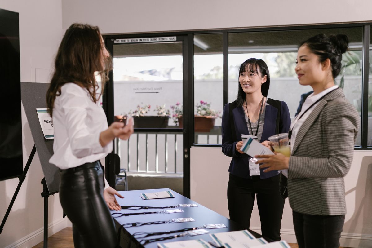 Credenciamento de participantes em evento corporativo de grande porte