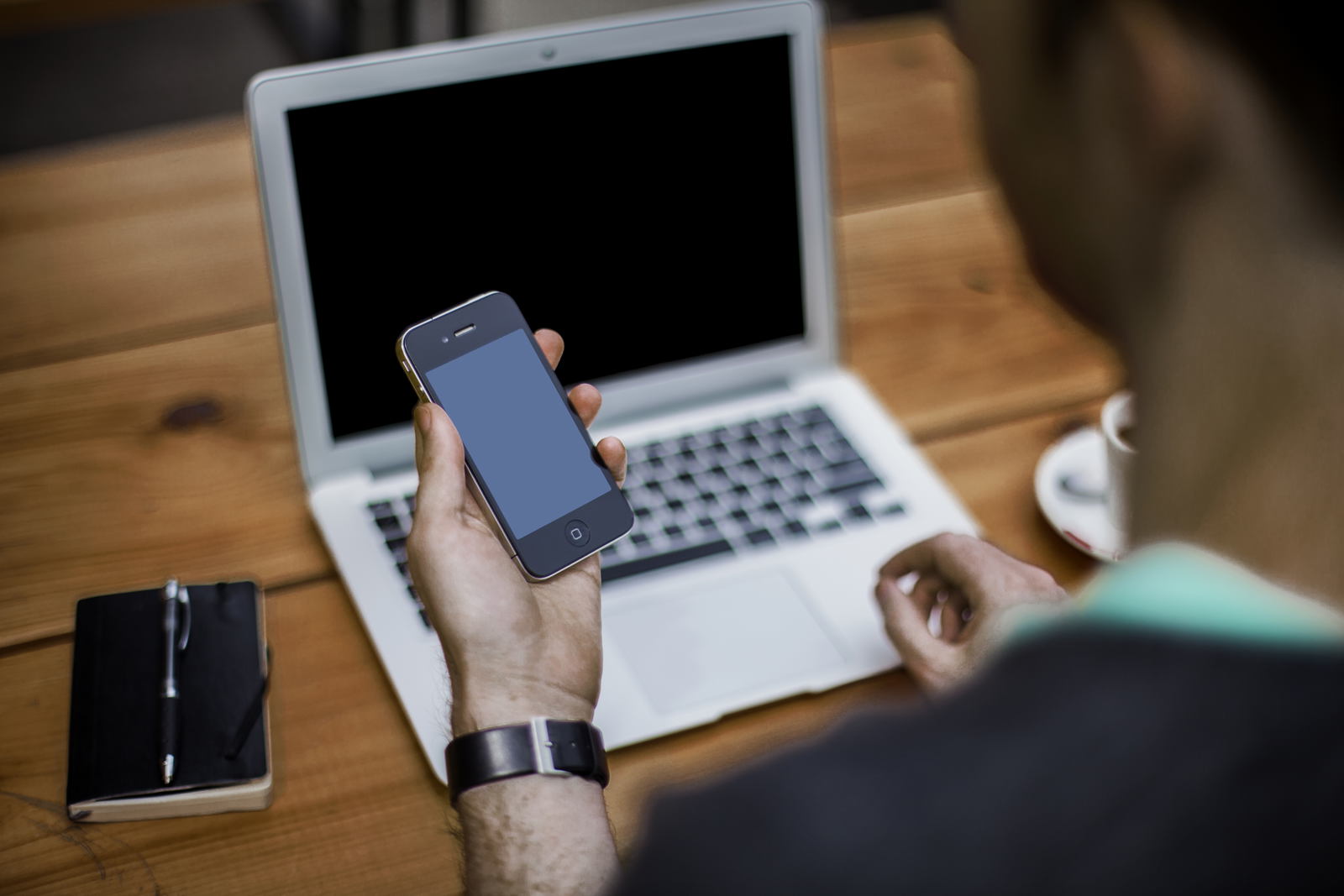 Adulto utilizando el móvil y el ordenador para seguir una rutina digital
