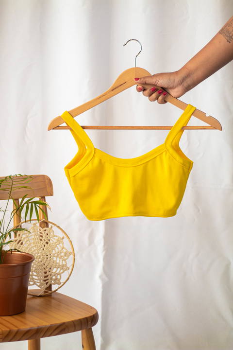 Peça de roupa cropped em cabide