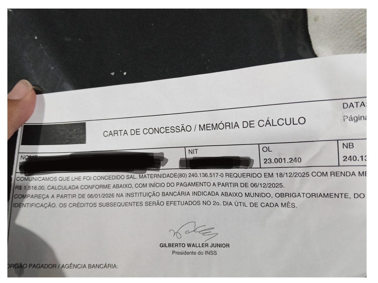 Carta de concessão do INSS da Paula Barbosa, com nome e NIT ocultados por privacidade