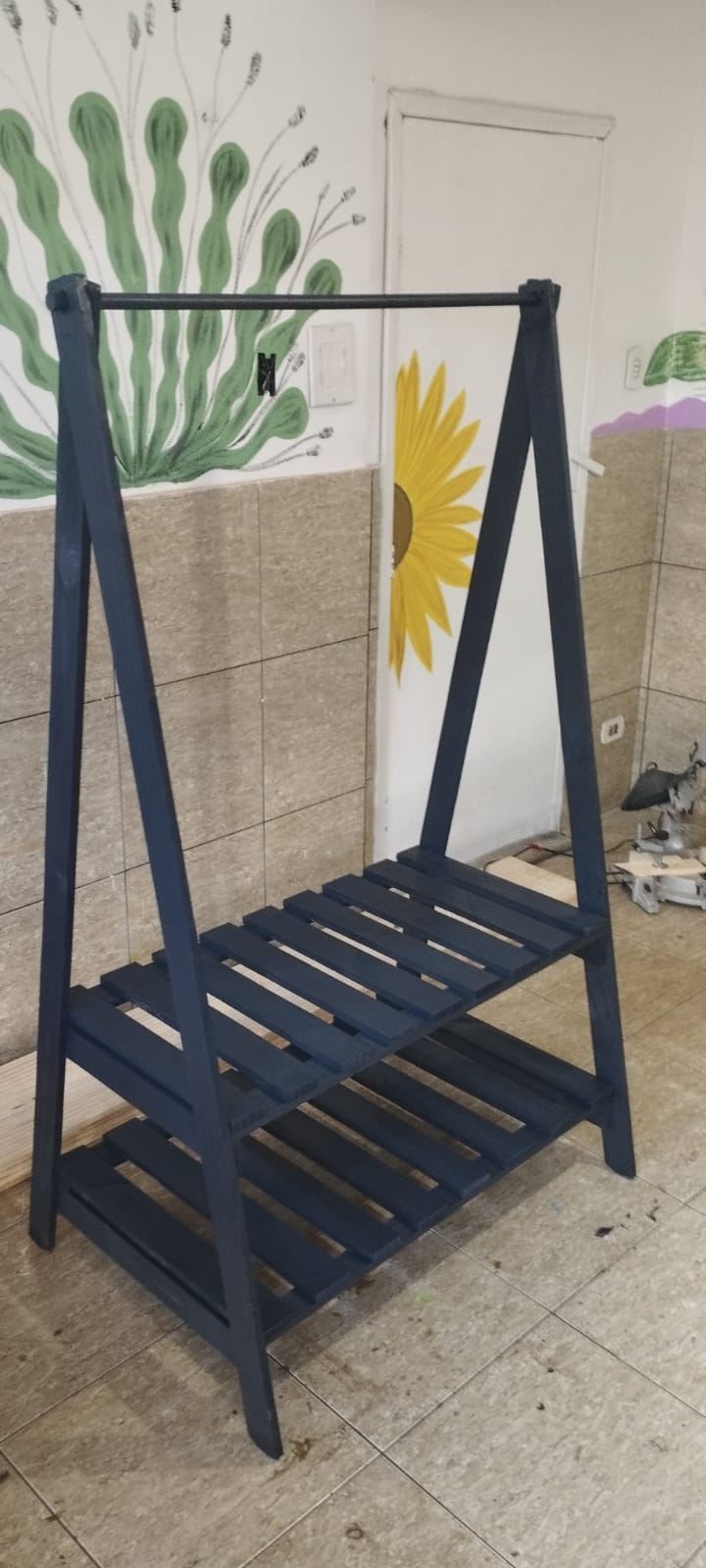 Arara em A com sapateira azul-marinho vista de lado, mostrando as pernas em A e as duas prateleiras ripadas