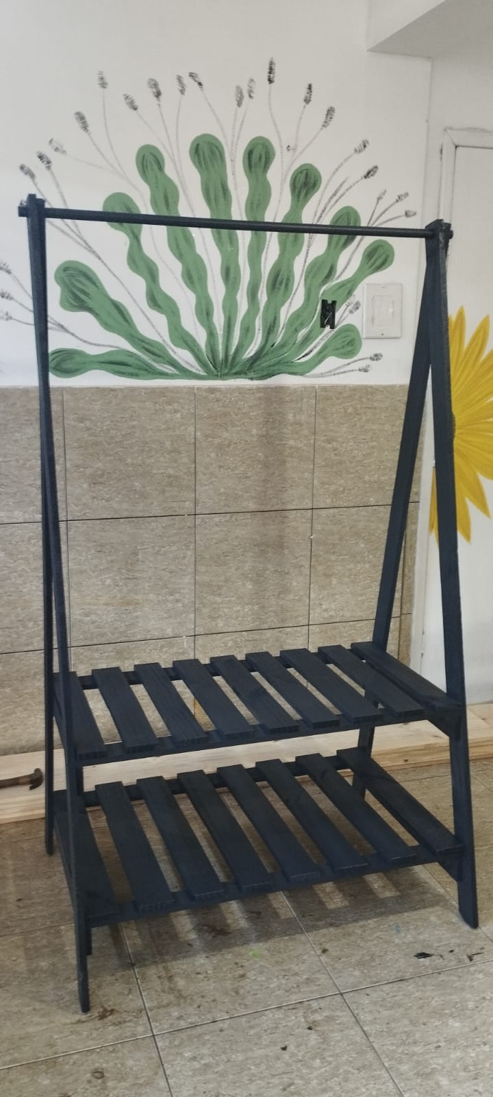 Arara em A com sapateira pintada de azul-marinho, vista de frente, na oficina da Decor Bueno