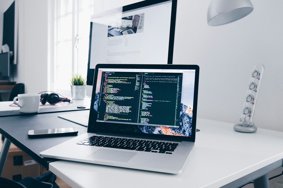 Home office com computador para iniciar um negócio de casa