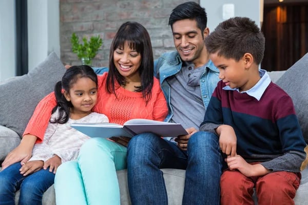 Familia estudiando la Biblia