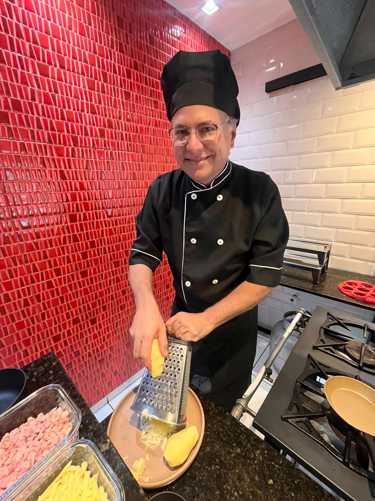 Pilha de batatas suíças douradas e recheadas