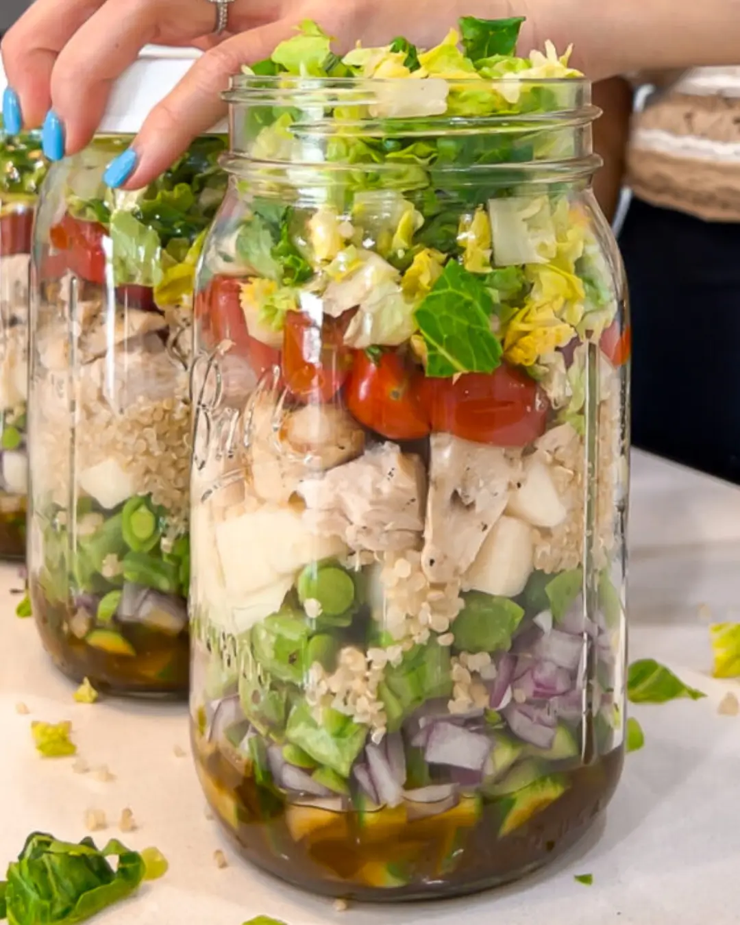 Ensalada mediterránea preparada en frasco con aderezo agridulce