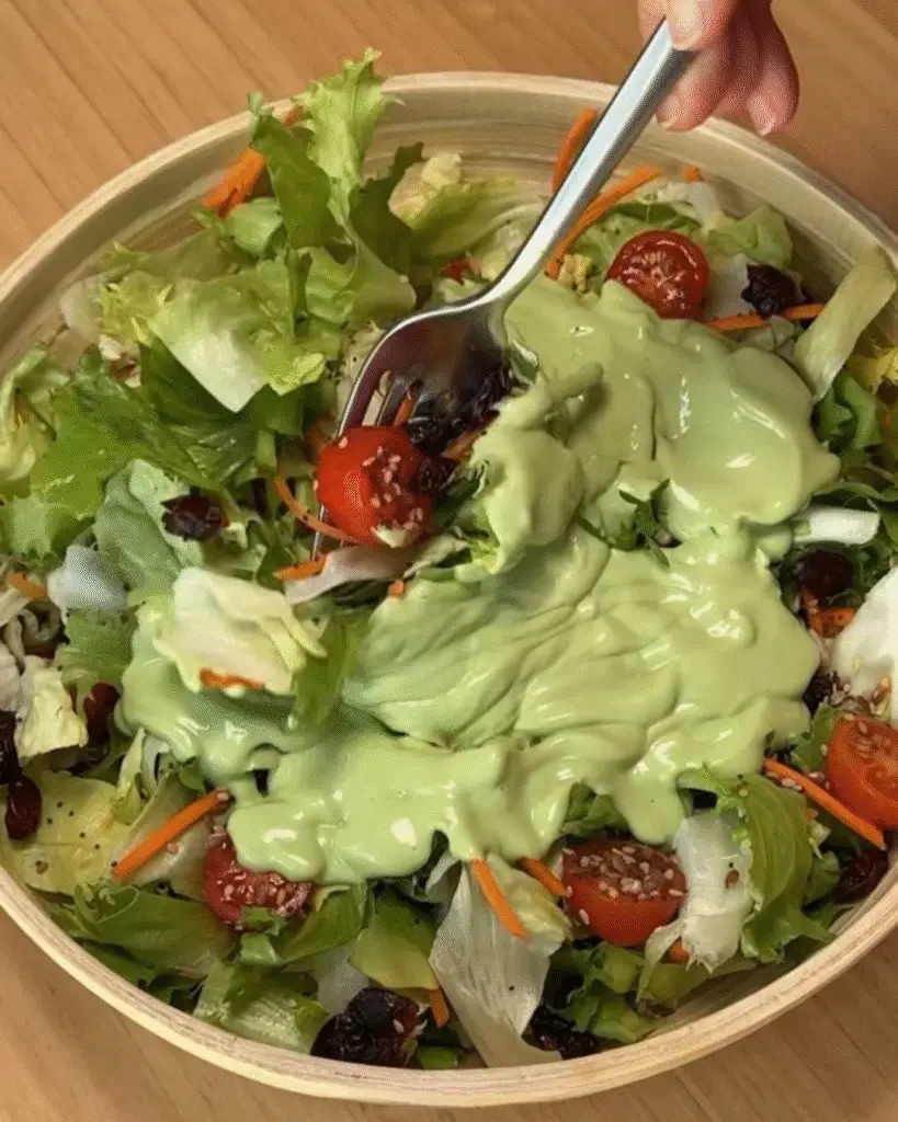 Ensalada fresca con aderezo casero incluida en la colección de e-books