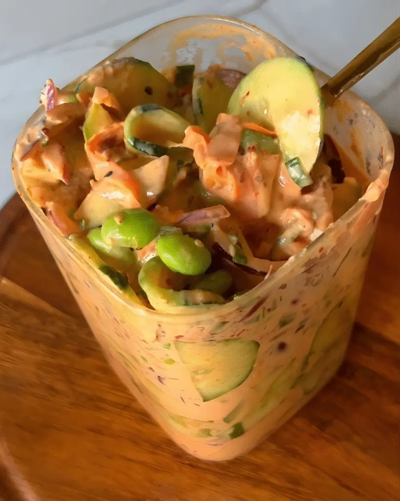 Ensalada cremosa con vegetales frescos y aderezo casero