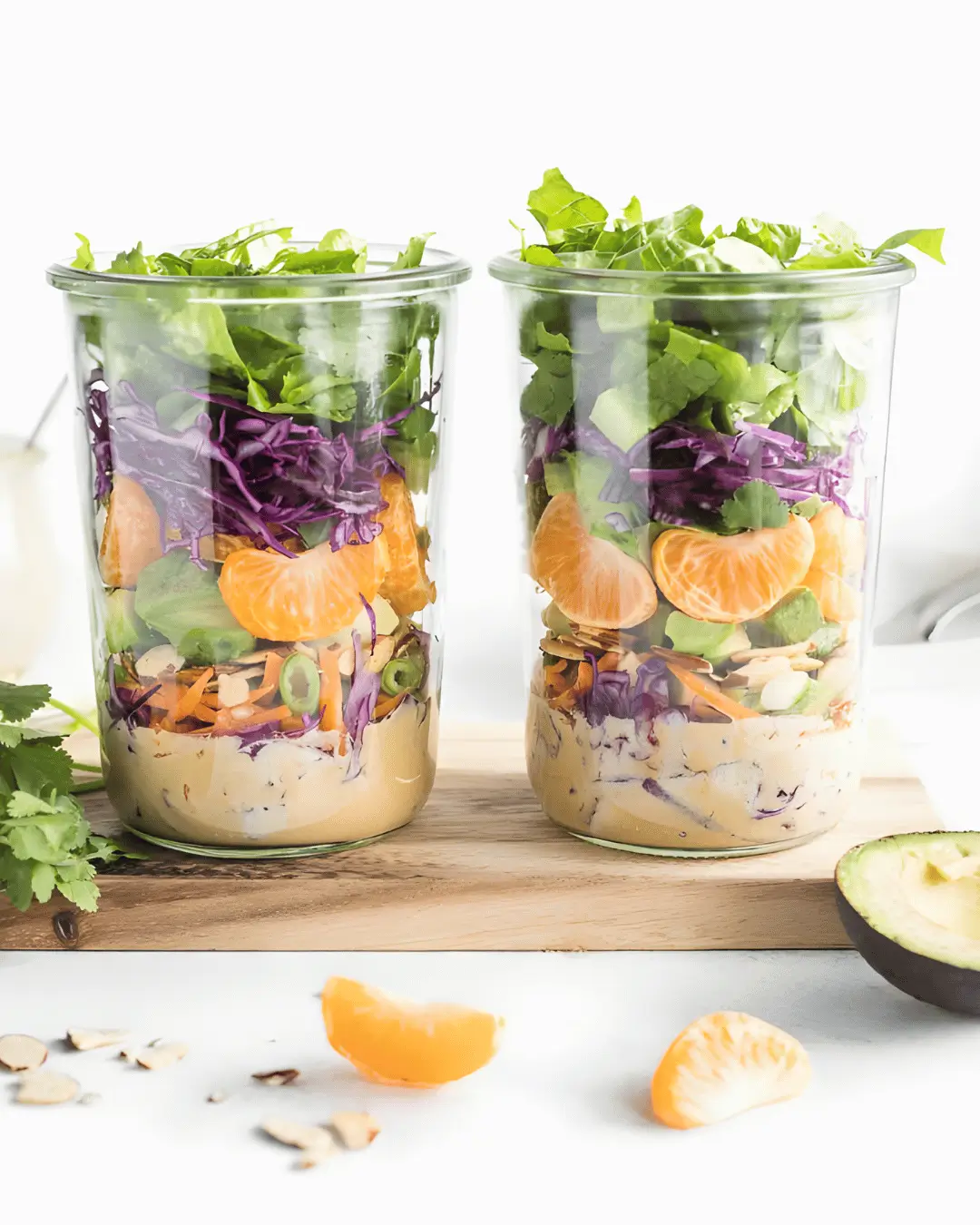 Ensalada refrescante en frasco con aderezo cítrico