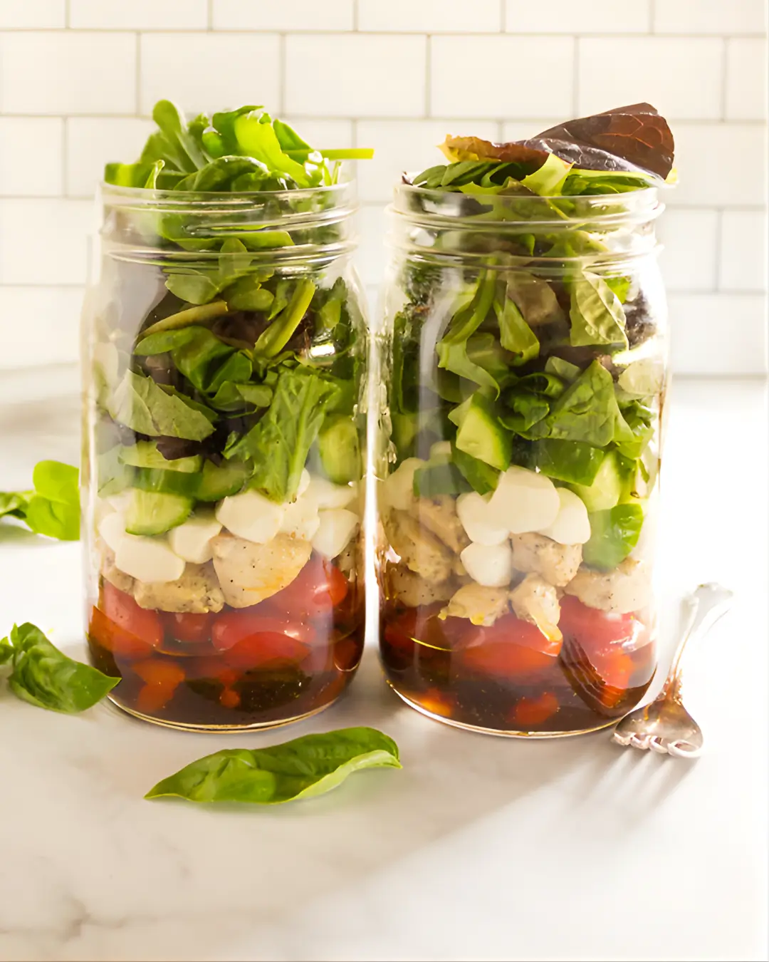 Ensalada Caprese preparada en frasco