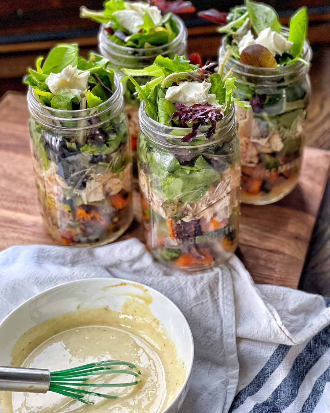 Ensalada rústica preparada en frasco con aderezo de mostaza y miel