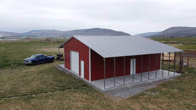 Metal barn with lean-tos on both sides