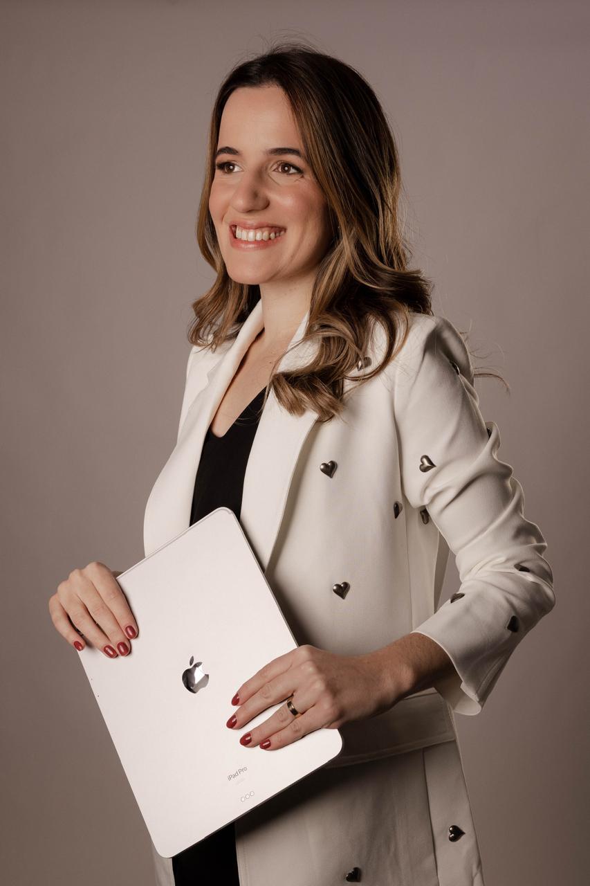 Gabryella Tresoldi com tablet