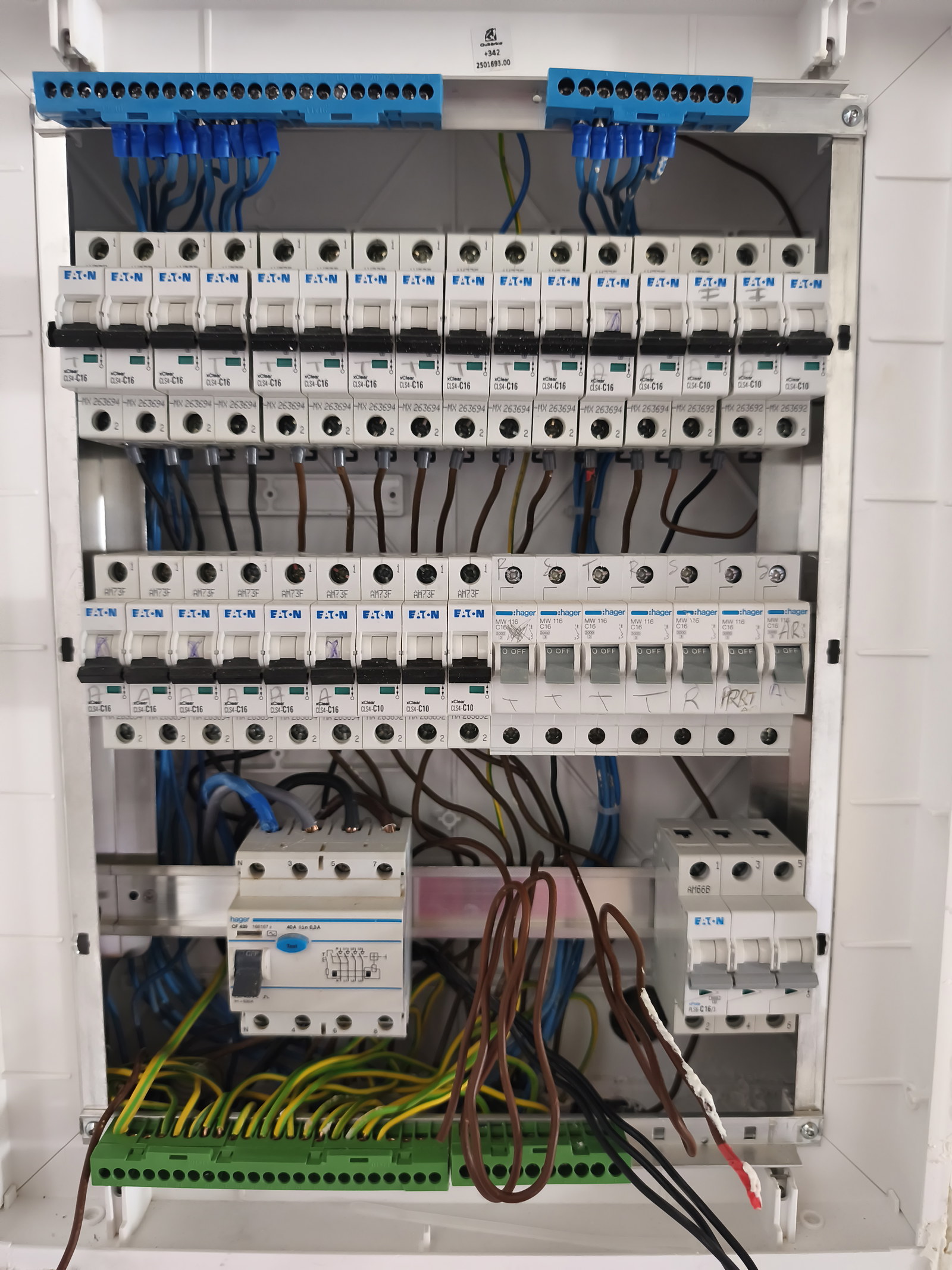 Instalação do quadro elétrico em andamento - Pacheco's Serviços Algarve