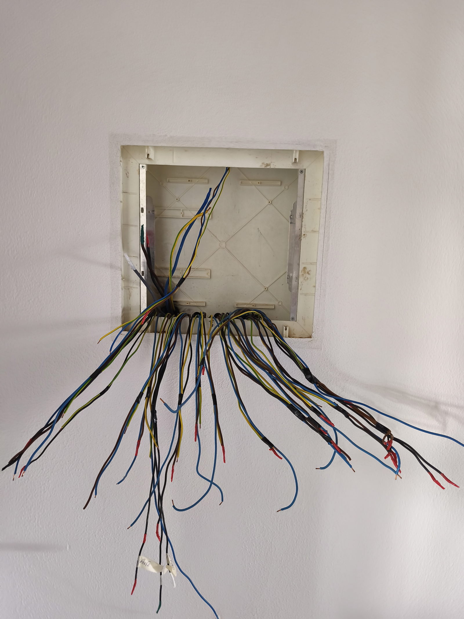 Acabamento profissional do quadro elétrico - Pacheco's Serviços Algarve