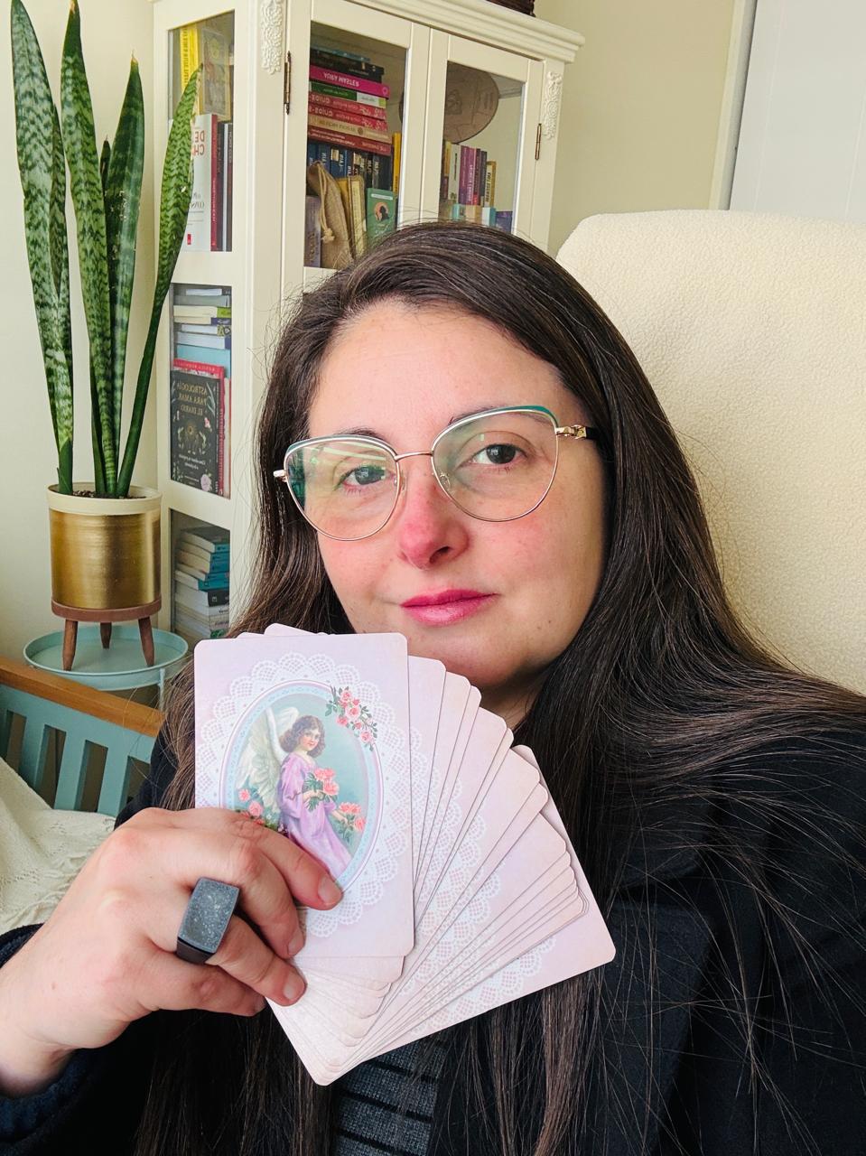 Bárbara Darck com as cartas