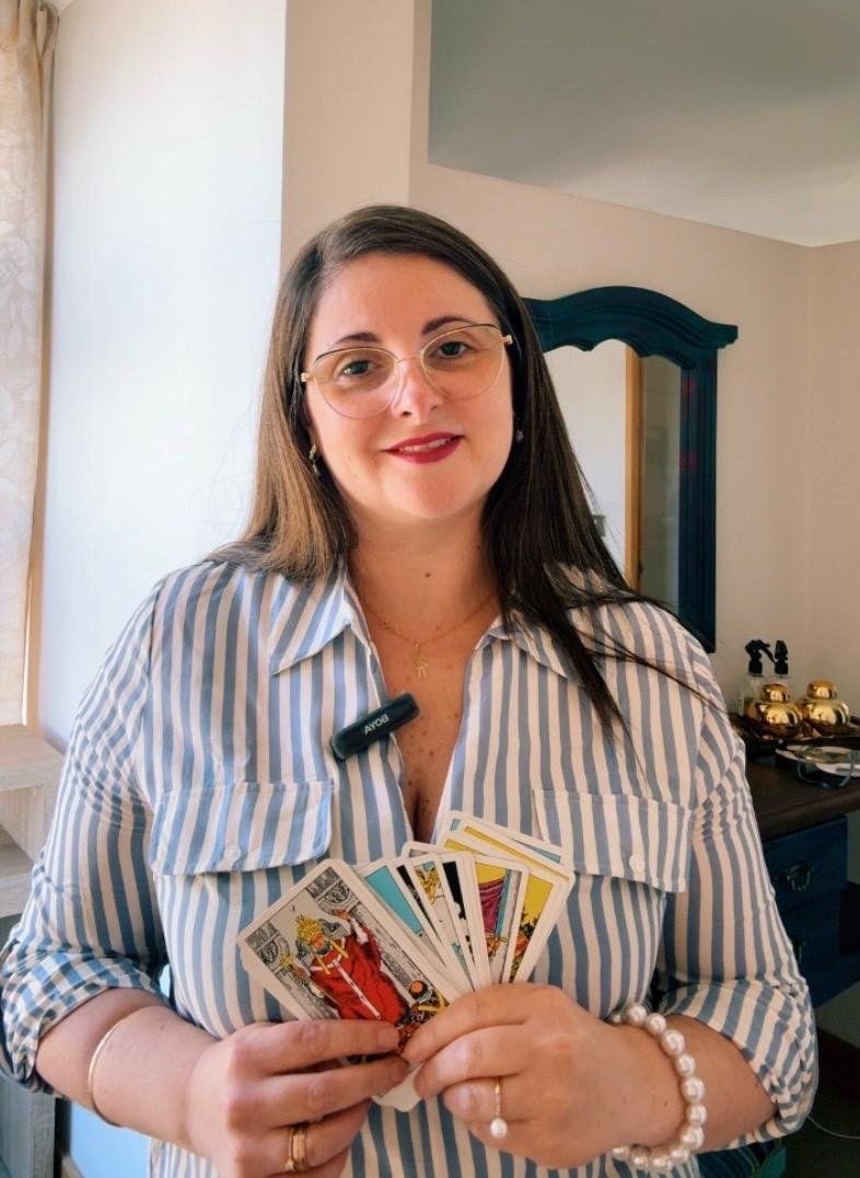 Bárbara Darck com as cartas do Tarot