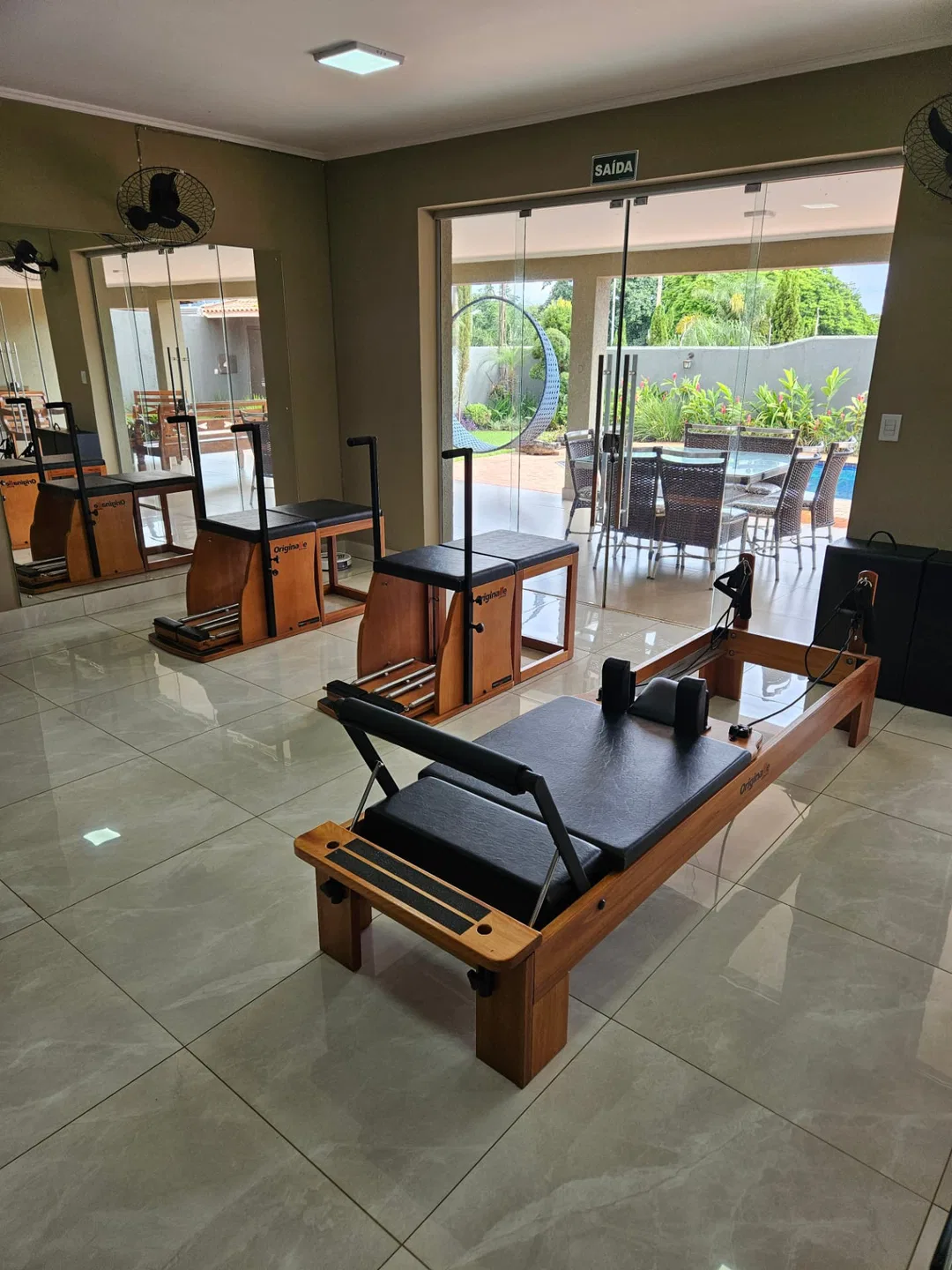 Aparelho de Pilates do Studio próximo à janela com vista para o jardim