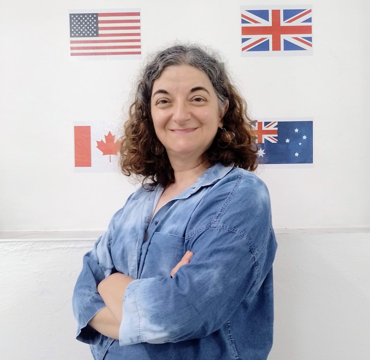 Professora ensinando em sala de aula na Società Culturale Italo-Brasiliana di Serra Negra